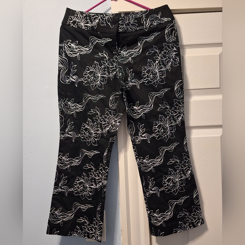 CACHE | Black w/ White Embroidery Capri